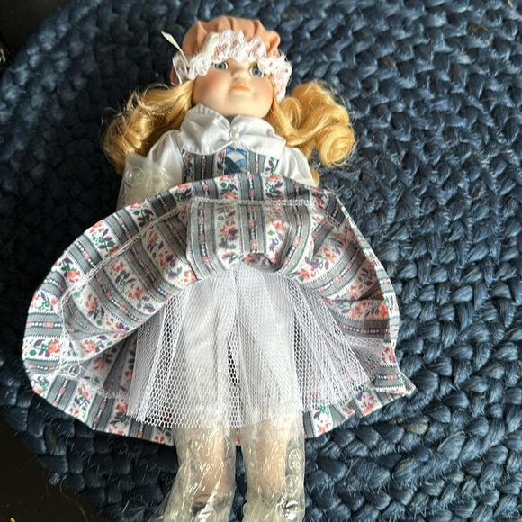 Never Used - Royalton Collection “Kirsi” 10” Porcelain Doll representing Finland - Picture 7 of 12